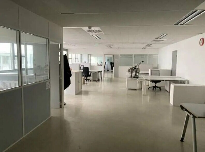 Local d’activités dans Vénissieux à louer - Photo de l’immeuble – Image 3 sur 6