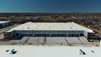 Mustang Court at DFW International Airport, Bldg 1, Grapevine, TX - VUE AÉRIENNE  vue de carte - Image1