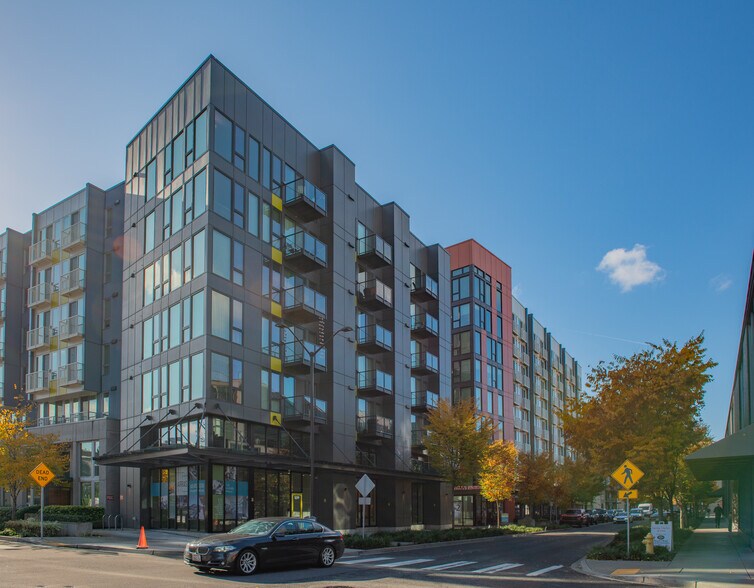 12282 NE 12th Ln, Bellevue, WA à louer - Photo de l’immeuble – Image 2 sur 7