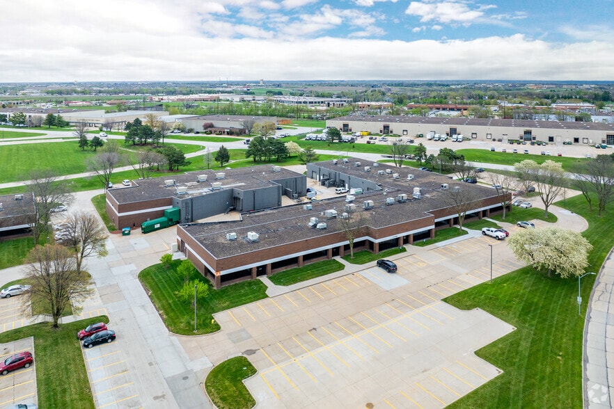 11001-11071 Aurora Ave, Urbandale, IA à louer - Aérien – Image 2 sur 6