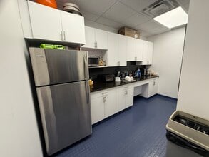 150 Woodbury Rd, Woodbury, NY à louer Photo intérieure– Image 2 sur 4