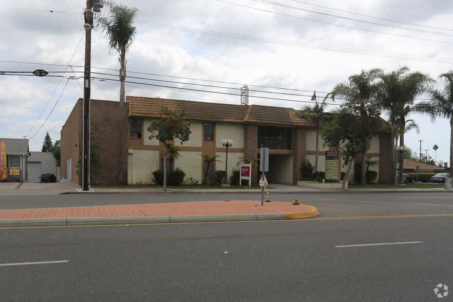 202 W Lincoln Ave, Orange, CA à louer - Photo de l’immeuble – Image 3 sur 5
