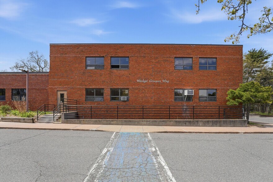 594 Converse St, Longmeadow, MA à louer - Photo de l’immeuble – Image 2 sur 5