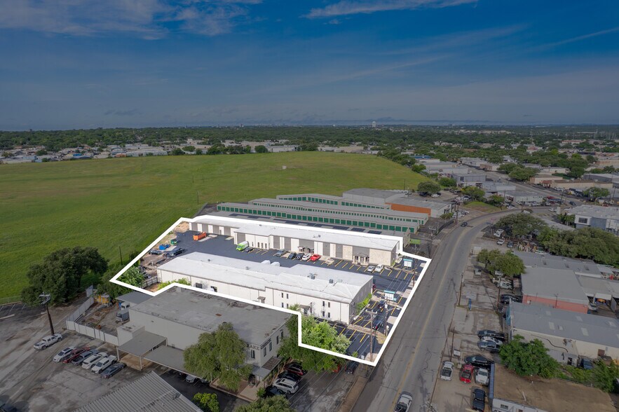East Nakoma Service Center portefeuille de 2 biens à vendre sur LoopNet.fr - Photo de l’immeuble – Image 3 sur 16