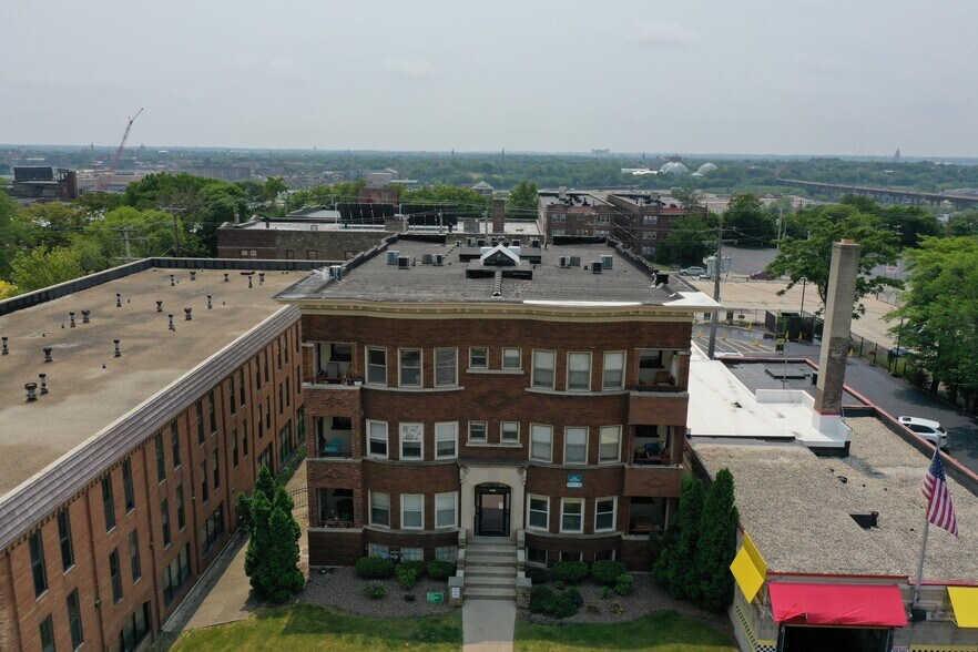 2311 W Wisconsin Ave, Milwaukee, WI à vendre - Photo de l’immeuble – Image 3 sur 12