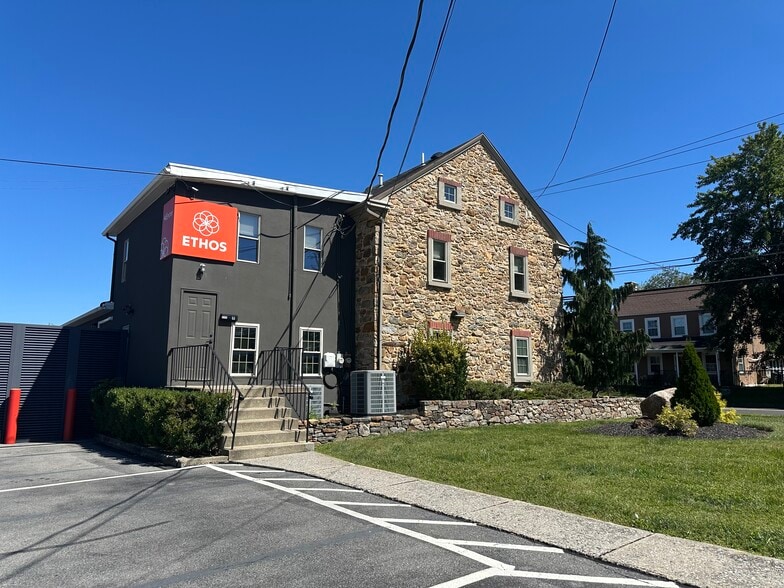 2733 W Emmaus Ave, Allentown, PA à louer - Photo de l’immeuble – Image 2 sur 3