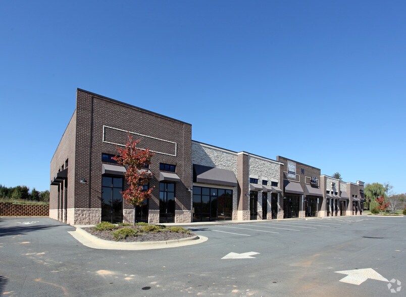 90 Cape Fear Dr, Whitsett, NC à vendre - Photo principale – Image 1 sur 22
