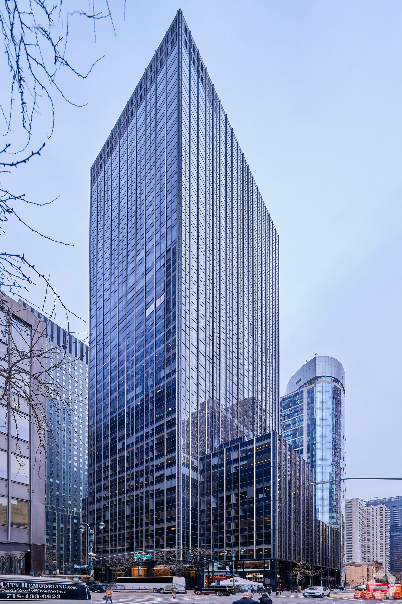 605 Third Ave, New York, NY à louer Photo de l’immeuble– Image 1 sur 12