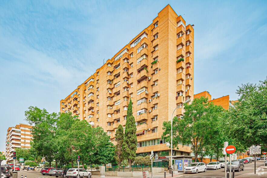 Calle de Lira, 1, Madrid, Madrid à vendre - Photo de l’immeuble – Image 2 sur 2