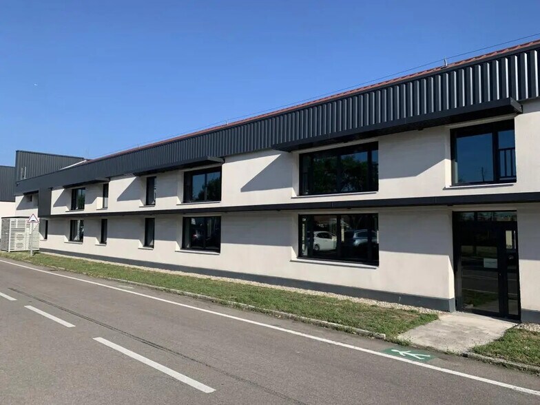 Bureau dans Vénissieux à louer - Photo de l’immeuble – Image 3 sur 3