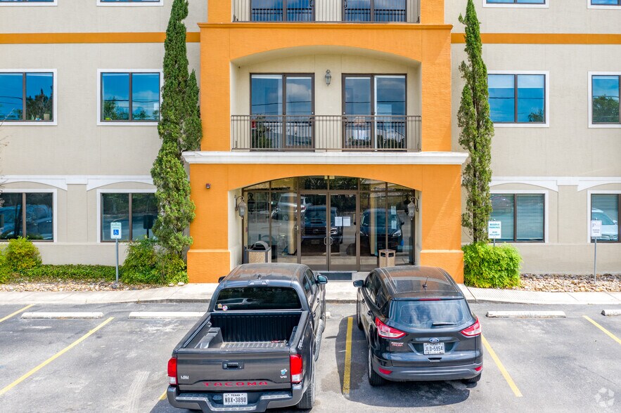 2511 N Loop 1604, San Antonio, TX à louer - Photo de l’immeuble – Image 3 sur 68