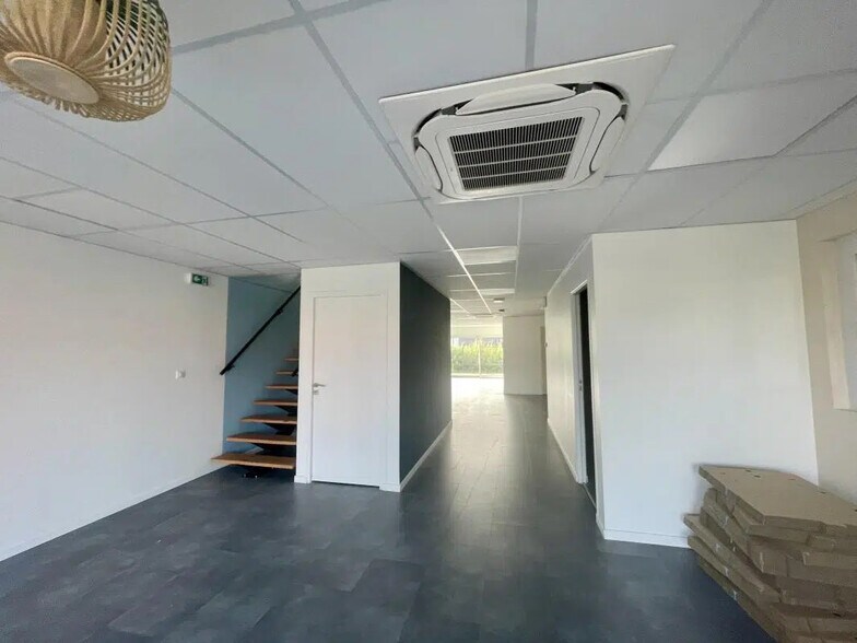 Bureau dans Marbeuf à louer - Photo intérieure – Image 2 sur 10