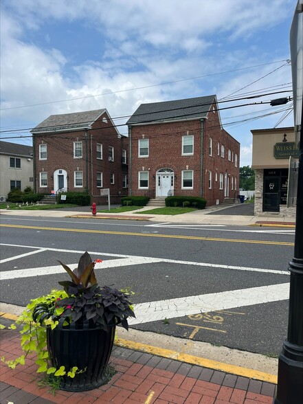 111 E Main St, Maple Shade Township, NJ à louer - Photo de l’immeuble – Image 2 sur 4