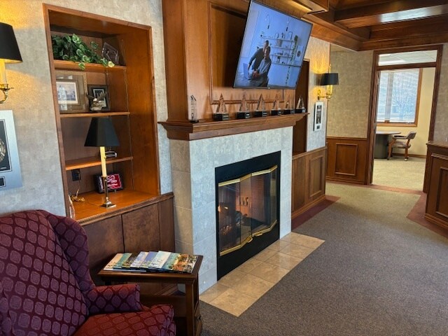 105 E Bell St, Neenah, WI à louer - Photo de l’immeuble – Image 2 sur 21