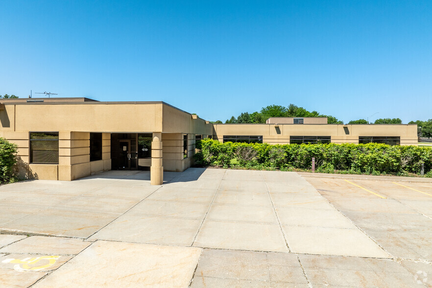 13300 Hickman Rd, Clive, IA à louer - Photo de l’immeuble – Image 2 sur 7