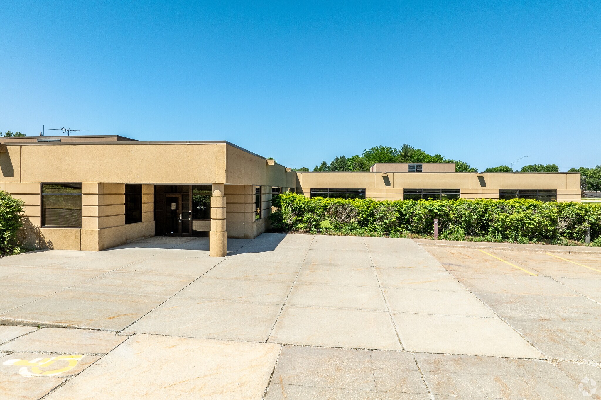 13300 Hickman Rd, Clive, IA à vendre Photo principale– Image 1 sur 8