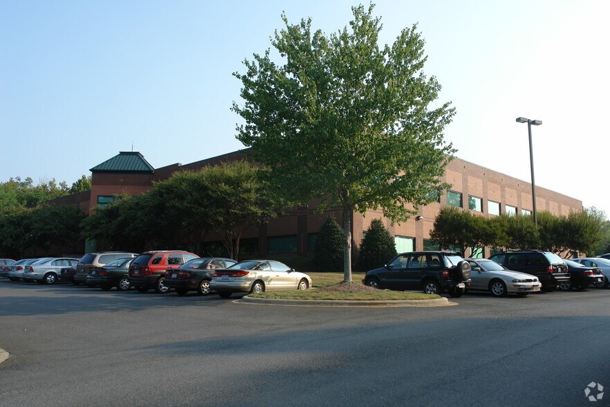 2800 Westoak Dr, Charlotte, NC à louer - Photo de l’immeuble – Image 2 sur 6