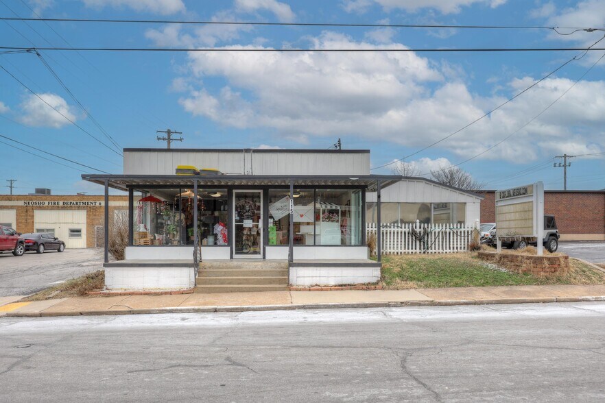 115 N College St, Neosho, MO à vendre - Photo de l’immeuble – Image 2 sur 19