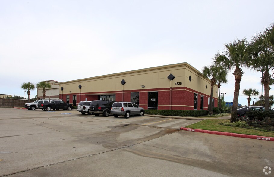 1325 Space Park Dr, Houston, TX à vendre - Photo de l’immeuble – Image 2 sur 11