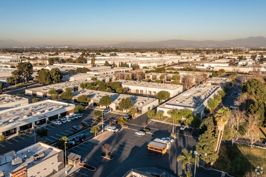 3609 W MacArthur Blvd, Santa Ana, CA à louer - Aérien – Image 2 sur 4