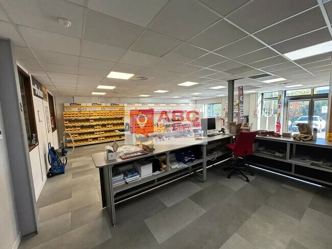 Plus de détails pour Local d'activités à louer