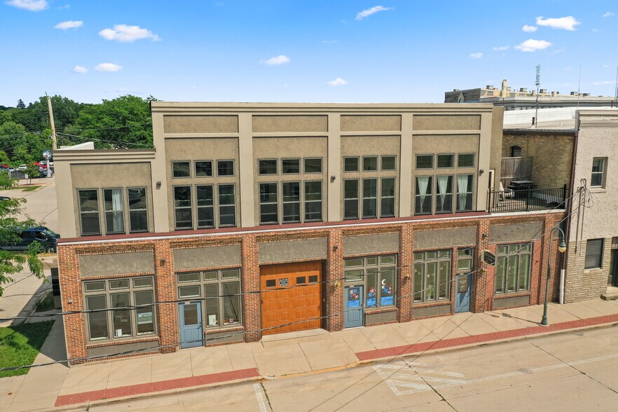 109 N 2nd St, Whitewater, WI à louer - Photo de l’immeuble – Image 2 sur 34