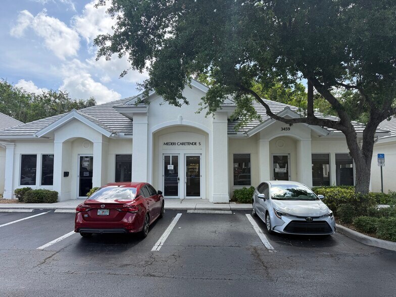 3459 Pine Ridge Rd, Naples, FL à louer - Photo de l’immeuble – Image 2 sur 6