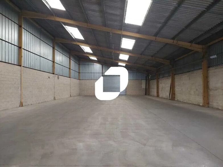 Local d’activités dans Houdan à louer - Photo de l’immeuble – Image 2 sur 8