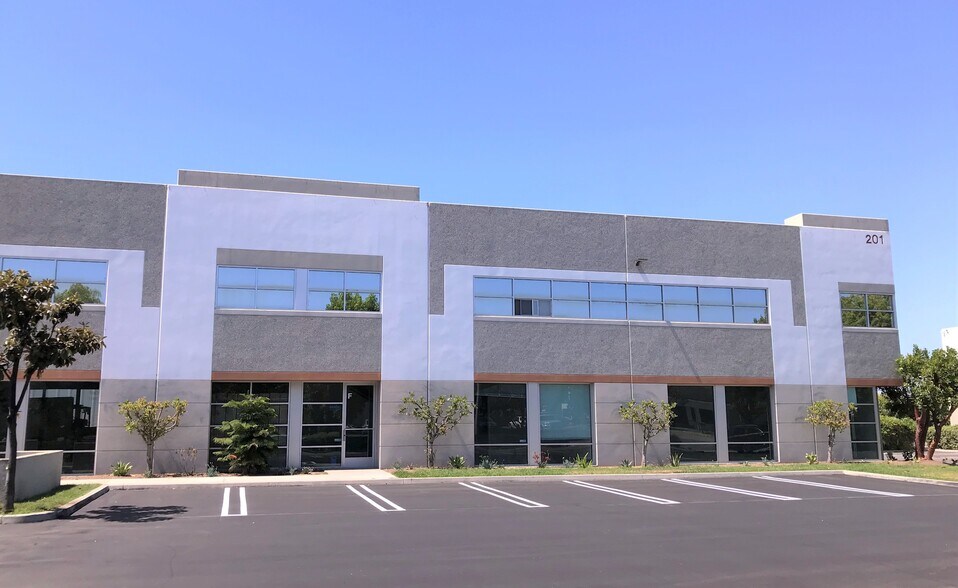 201 Bernoulli Cir, Oxnard, CA à louer - Photo de l’immeuble – Image 1 sur 7