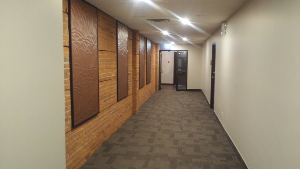 10525 Jasper Ave NW, Edmonton, AB à louer - Photo intérieure – Image 3 sur 8
