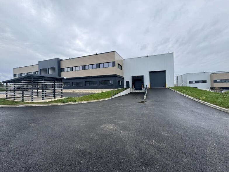 Local d’activités dans Colombier-Saugnieu à louer - Photo de l’immeuble – Image 1 sur 11