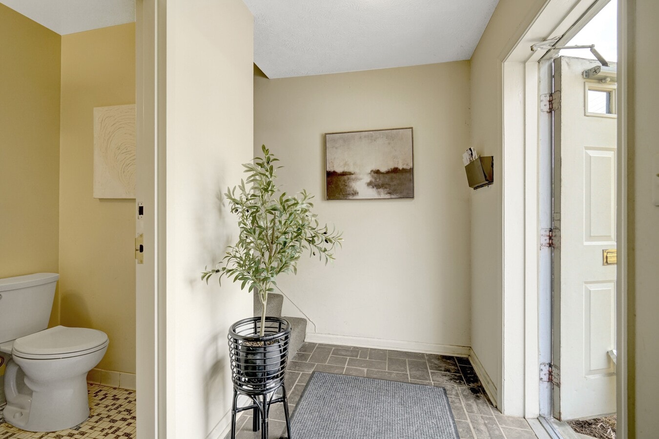 7297 US-29, Falls Church, VA 22042 - Lot 14 -  - Photo intérieure - Image 1 of 6