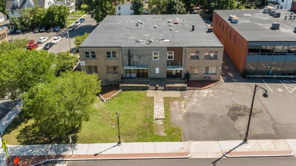 621 Farmington Ave, Hartford, CT à vendre - Photo de l’immeuble – Image 2 sur 23