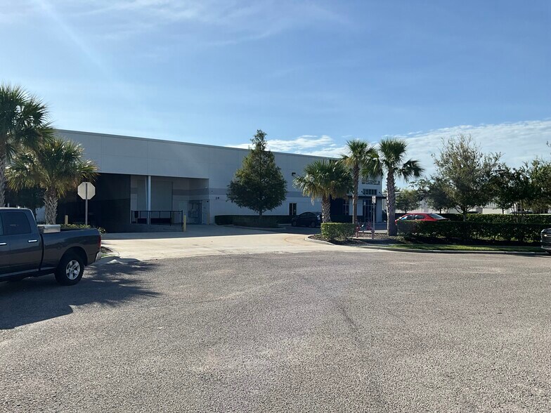 623 Trestle Pt, Sanford, FL à louer - Photo de l’immeuble – Image 2 sur 7