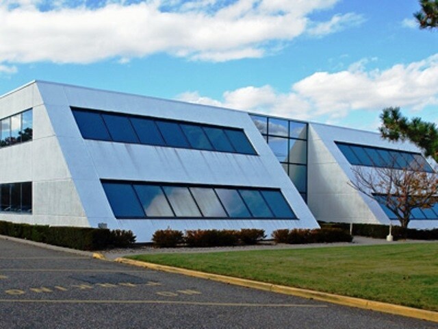 620 Johnson Ave, Bohemia, NY à louer - Photo de l’immeuble – Image 2 sur 2
