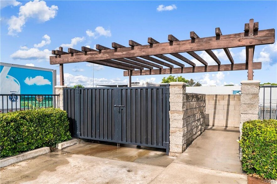 26897 Baseline St, Highland, CA à louer - Photo de l’immeuble – Image 3 sur 17