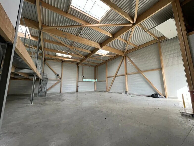 Local d’activités dans Chanteloup-en-Brie à louer - Photo de l’immeuble – Image 3 sur 8