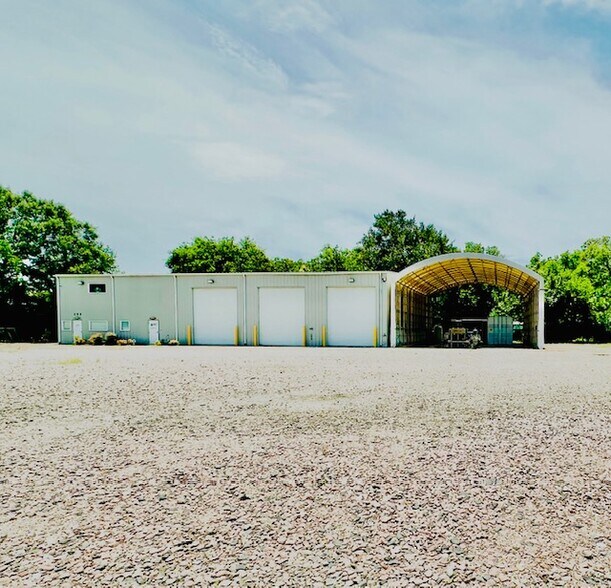 205 E Wallisville Rd, Highlands, TX à louer - Photo de l’immeuble – Image 2 sur 14