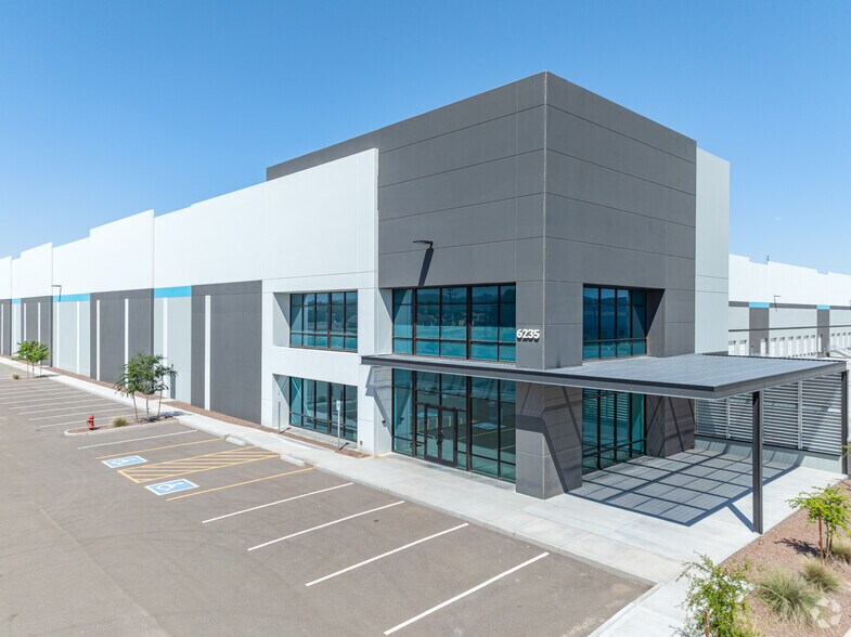 6235 N Cotton Ln, Litchfield Park, AZ à louer - Photo de l’immeuble – Image 1 sur 6