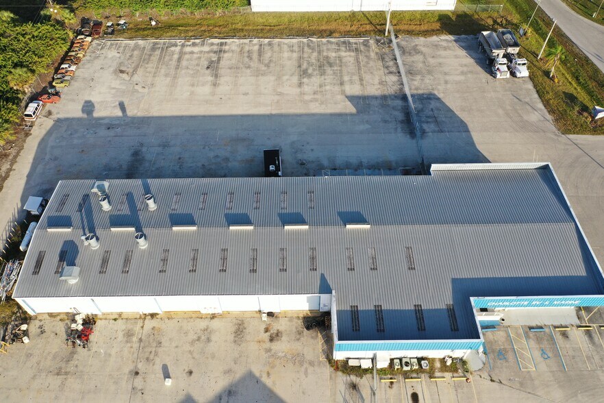 23180 Harper Ave, Port Charlotte, FL à louer - Photo de l’immeuble – Image 1 sur 11