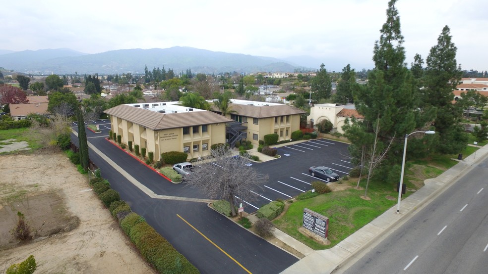 1305 W Arrow Hwy, San Dimas, CA à louer - Photo de l’immeuble – Image 3 sur 12