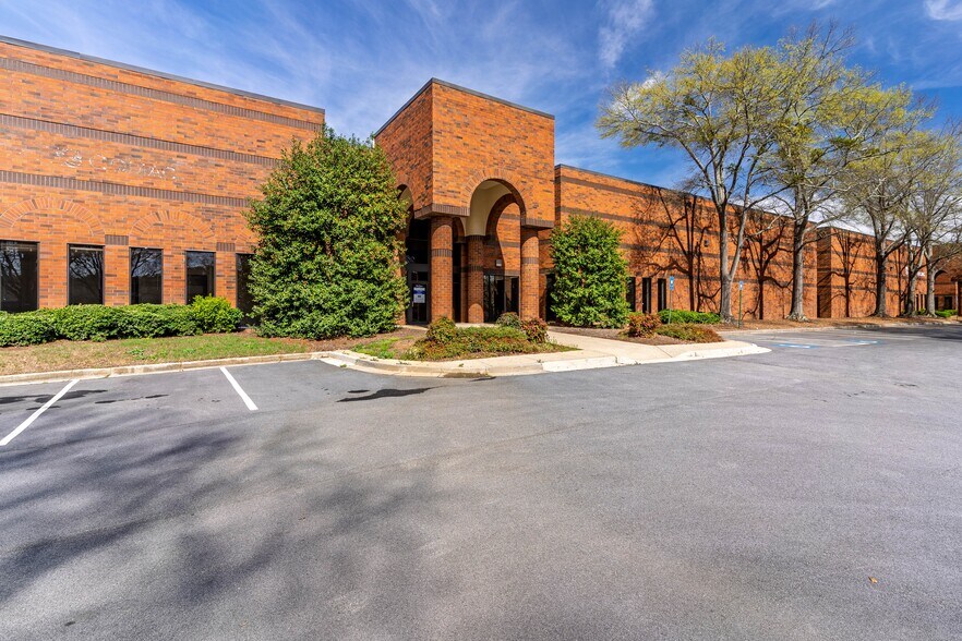 8125 Troon Cir, Austell, GA à louer - Photo de l’immeuble – Image 2 sur 6