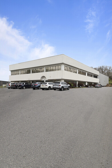 31 Elkay Dr, Chester, NY à louer - Photo de l’immeuble – Image 2 sur 7