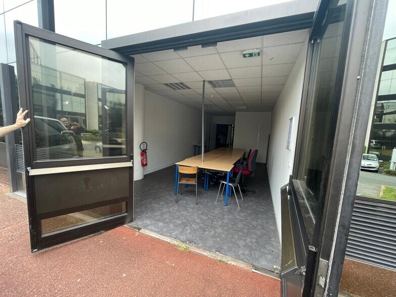 Local d'activités dans Argenteuil à vendre - Photo de l’immeuble – Image 2 sur 11