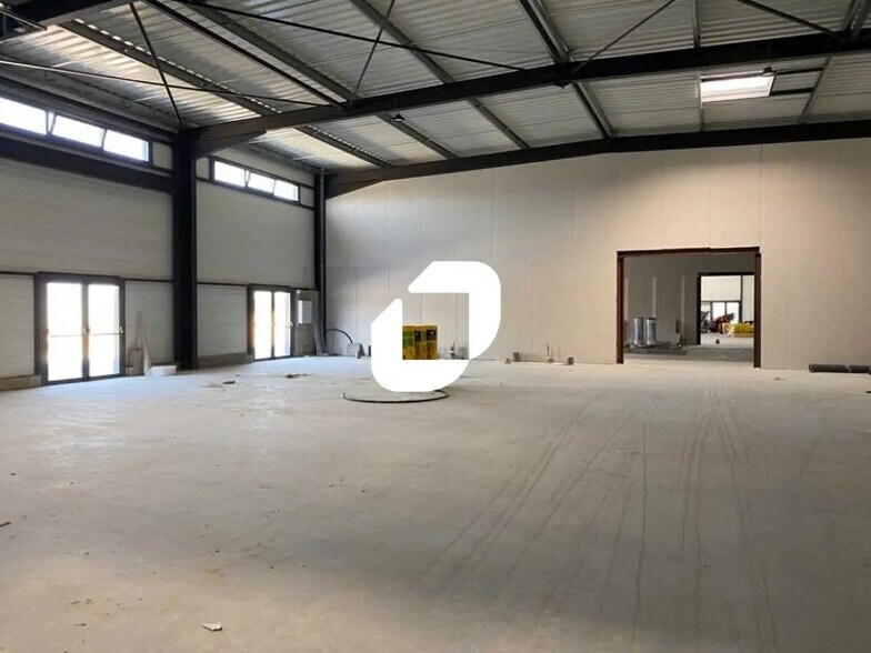 Local d’activités dans Magny-en-Vexin à louer - Photo de l’immeuble – Image 2 sur 6