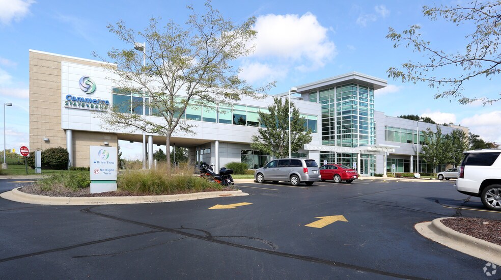 1700 S Silverbrook Dr, West Bend, WI à louer - Photo de l’immeuble – Image 1 sur 4