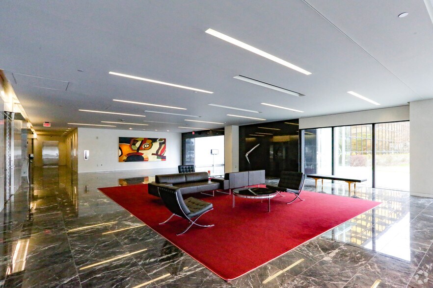 4000 Town Center, Southfield, MI à louer - Hall d’entrée – Image 2 sur 12