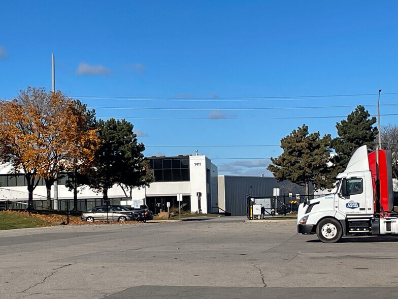 1330 Courtneypark Dr E, Mississauga, ON à louer - Photo de l’immeuble – Image 3 sur 6
