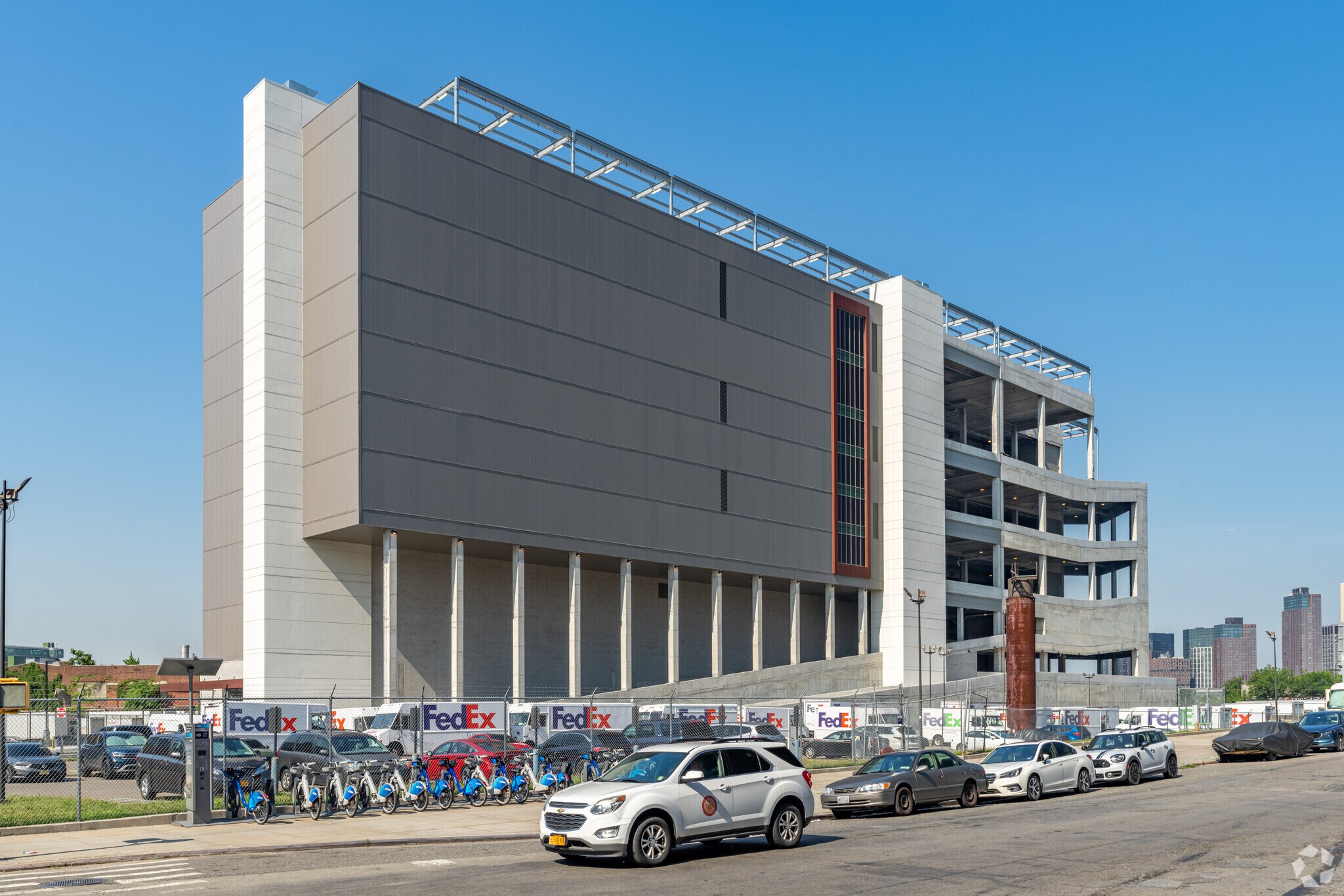 2890 Review Ave, Long Island City, NY à louer Photo de l’immeuble– Image 1 sur 29