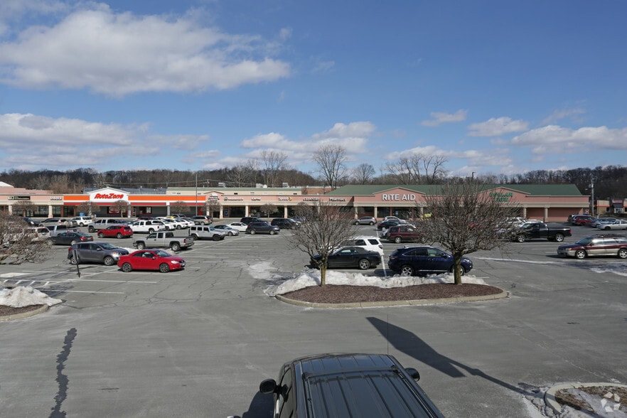 1 Padanaram Rd, Danbury, CT à louer - Photo principale – Image 3 sur 9